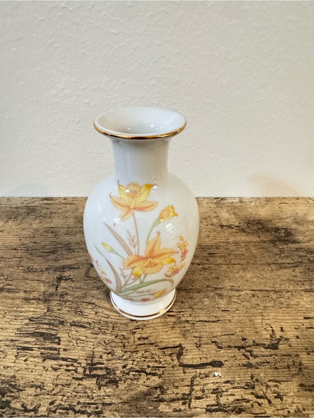 Vintage JGI Shaddy Mino Japan Porcelain Bud Vase Daffodil Floral Gold Trim - Picture 2 of 7